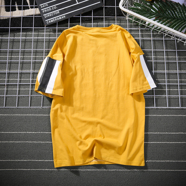 Férfi póló felirattal és zsebbel fekete, sárga és fehér színben