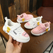 Új légáteresztő gyerekcipő lányoknak fehér és rózsaszín színben