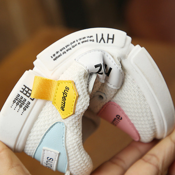 Új légáteresztő gyerekcipő lányoknak fehér és rózsaszín színben