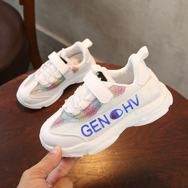 Gyermek tornacipő fiúknak és lányoknak fekete, rózsaszín és fehér színben felirattal