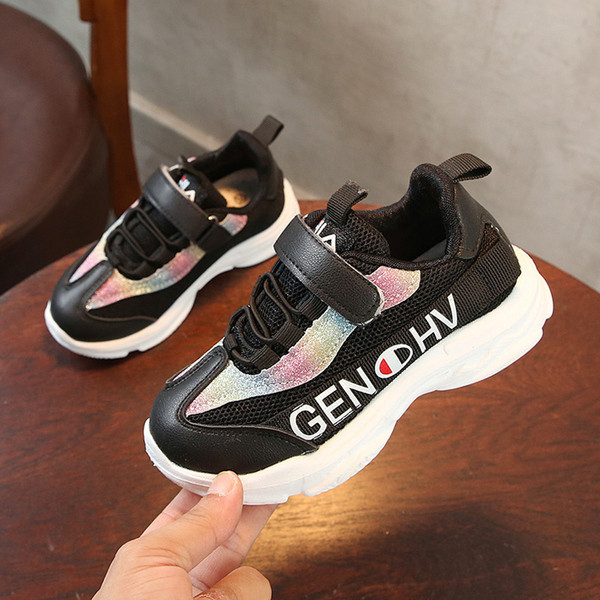 Gyermek tornacipő fiúknak és lányoknak fekete, rózsaszín és fehér színben felirattal