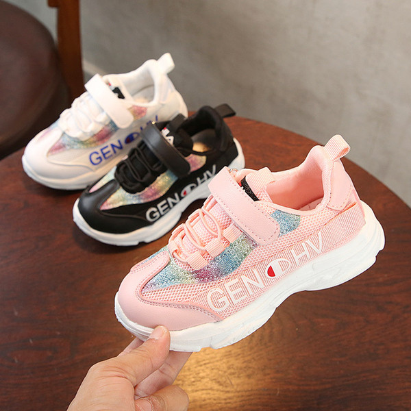 Gyermek tornacipő fiúknak és lányoknak fekete, rózsaszín és fehér színben felirattal