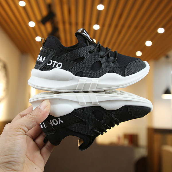 Gyermek sportcipő három színben felirattal, alkalmas fiúknak és lányoknak