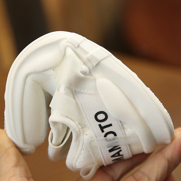 Gyermek sportcipő három színben felirattal, alkalmas fiúknak és lányoknak