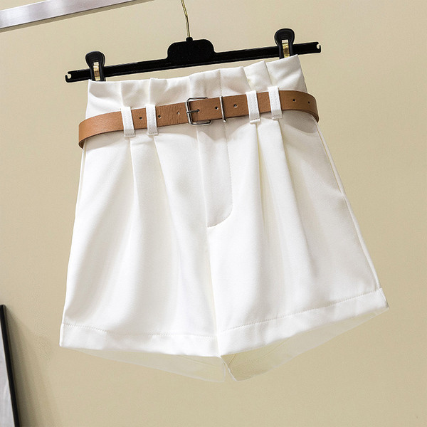 Női rövidnadrág övvel, négy színben