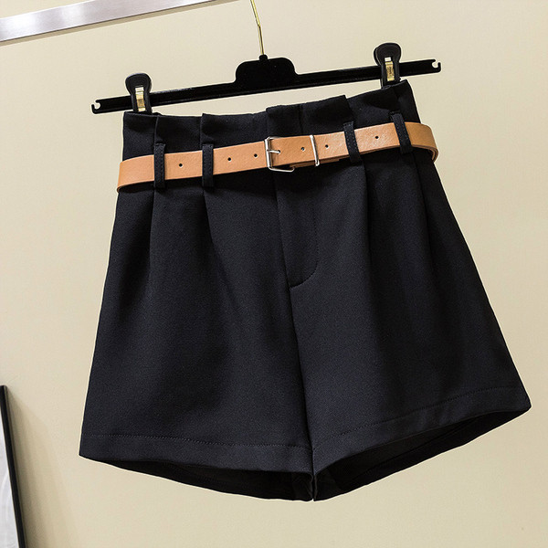 Női rövidnadrág övvel, négy színben