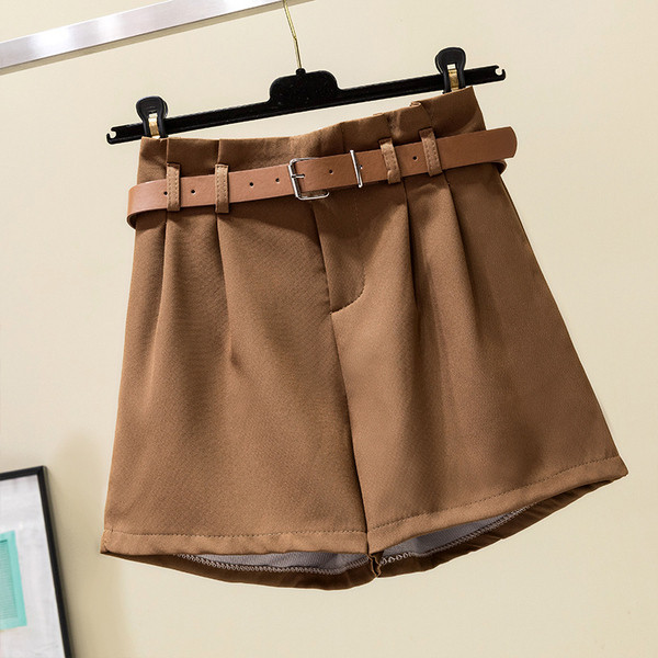 Női rövidnadrág övvel, négy színben