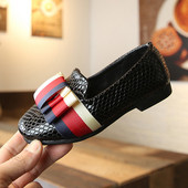 Lányoknak való szabadidős gyerekcipő három színben, szalaggal