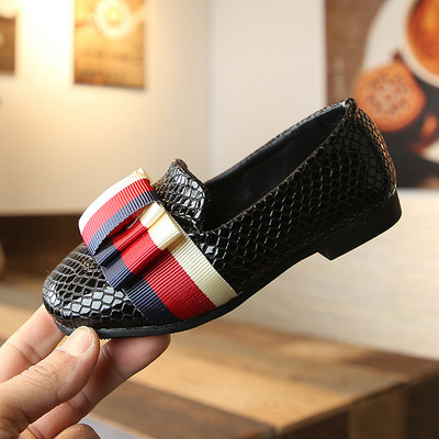 Lányoknak való szabadidős gyerekcipő három színben, szalaggal