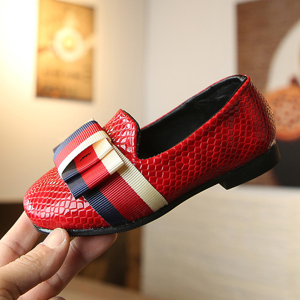 Lányoknak való szabadidős gyerekcipő három színben, szalaggal