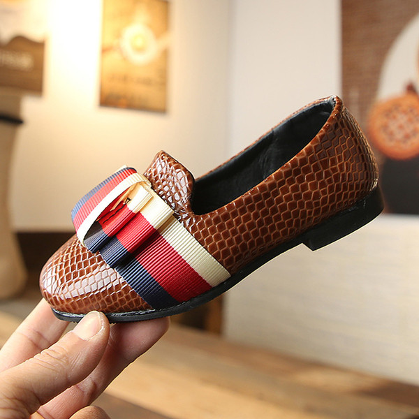 Lányoknak való szabadidős gyerekcipő három színben, szalaggal