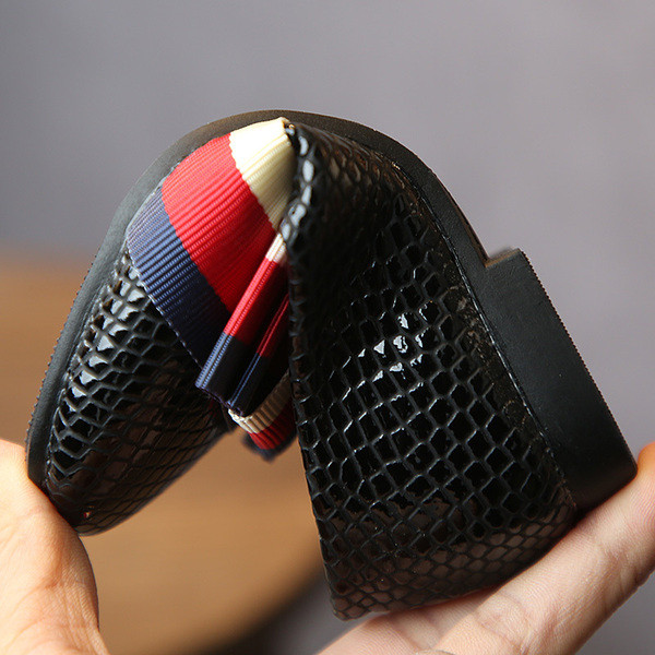 Lányoknak való szabadidős gyerekcipő három színben, szalaggal