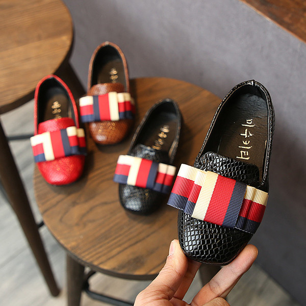 Lányoknak való szabadidős gyerekcipő három színben, szalaggal