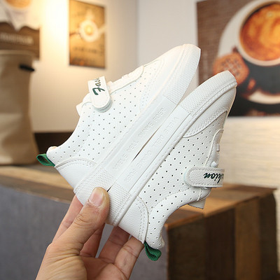 Παιδικές μπότες για την άνοιξη για κορίτσια σε λευκό χρώμα με επιγραφή