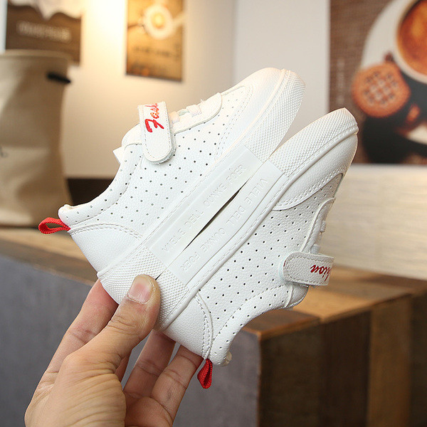 Παιδικές μπότες για την άνοιξη για κορίτσια σε λευκό χρώμα με επιγραφή