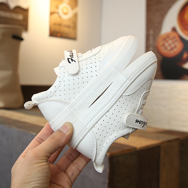 Παιδικές μπότες για την άνοιξη για κορίτσια σε λευκό χρώμα με επιγραφή