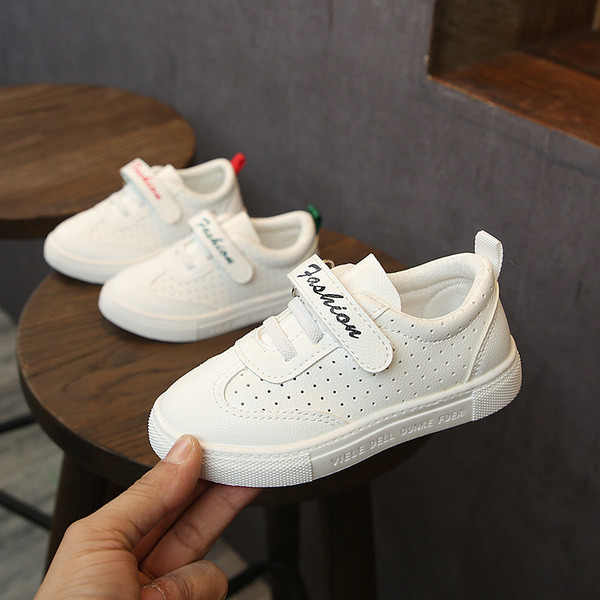 Παιδικές μπότες για την άνοιξη για κορίτσια σε λευκό χρώμα με επιγραφή