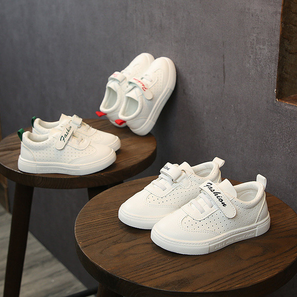 Παιδικές μπότες για την άνοιξη για κορίτσια σε λευκό χρώμα με επιγραφή