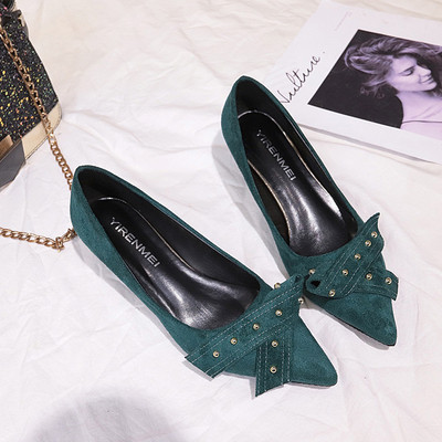 Három színben kihegyezett női cipősarkú modell