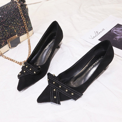 Három színben kihegyezett női cipősarkú modell