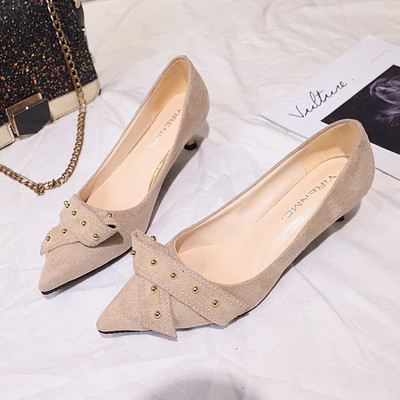 Három színben kihegyezett női cipősarkú modell