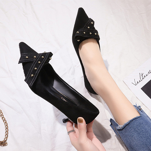 Három színben kihegyezett női cipősarkú modell