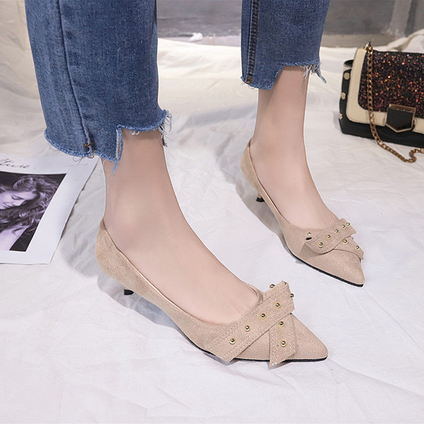 Három színben kihegyezett női cipősarkú modell