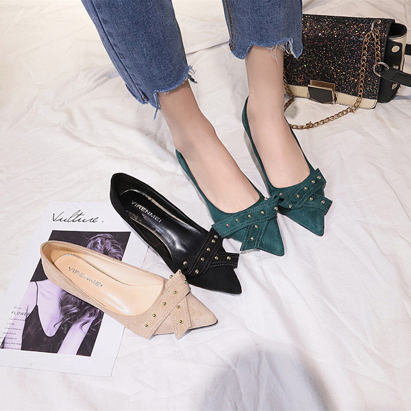 Három színben kihegyezett női cipősarkú modell