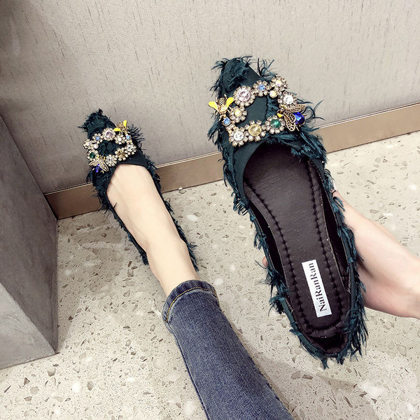 Stílusos női alkalmi cipő fém díszítéssel, két színben