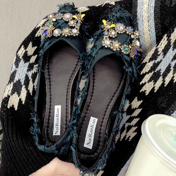 Stílusos női alkalmi cipő fém díszítéssel, két színben