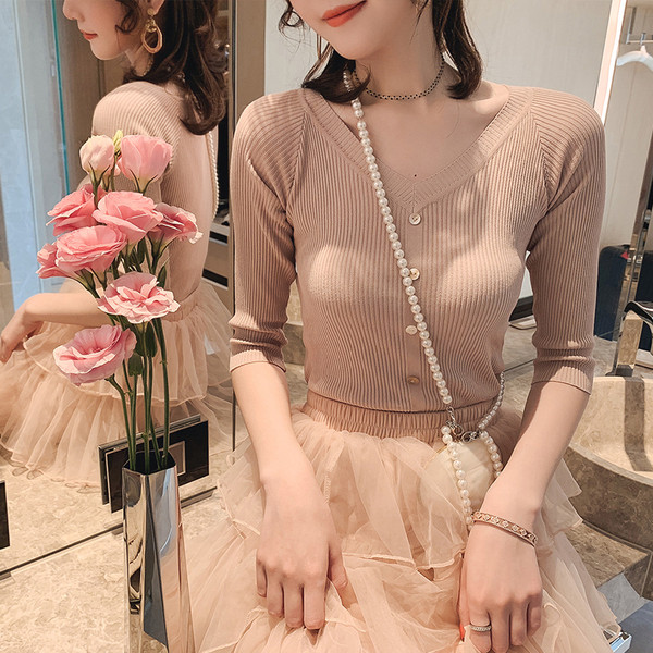 Modern női blúz V-nyakkal, gombokkal és 3/4-es ujjakkal