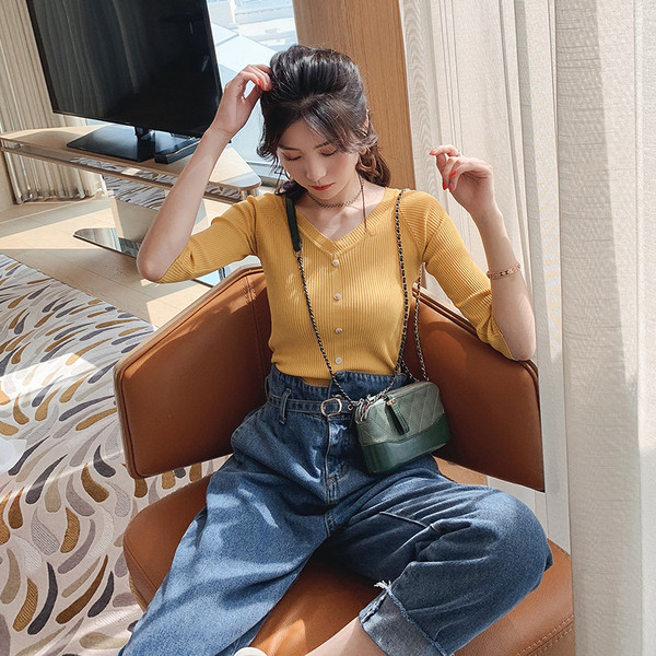 Modern női blúz V-nyakkal, gombokkal és 3/4-es ujjakkal