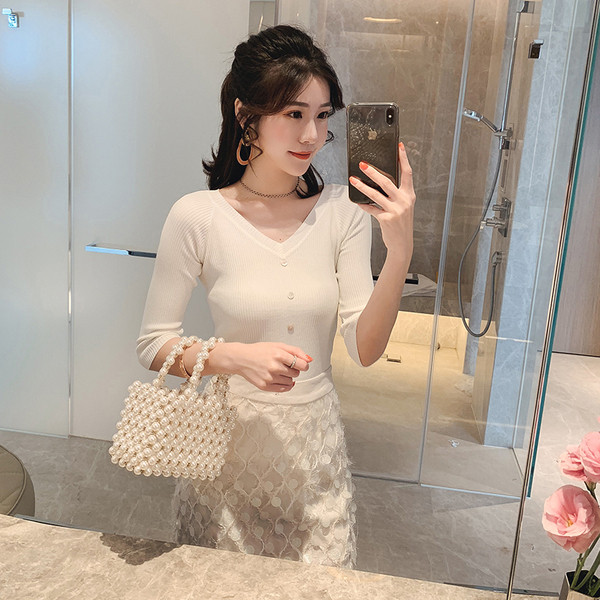 Modern női blúz V-nyakkal, gombokkal és 3/4-es ujjakkal