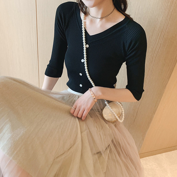 Modern női blúz V-nyakkal, gombokkal és 3/4-es ujjakkal