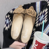 Stílusos női hegyes modell cipő fém díszítéssel