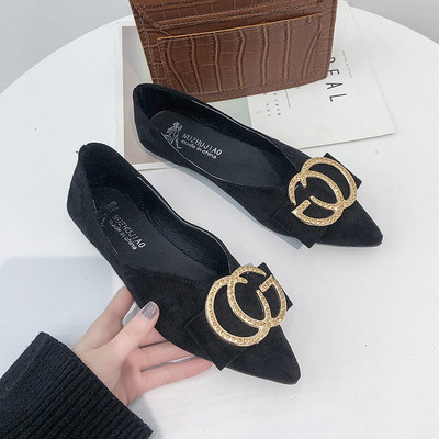 Stílusos női hegyes modell cipő fém díszítéssel