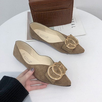 Stílusos női hegyes modell cipő fém díszítéssel