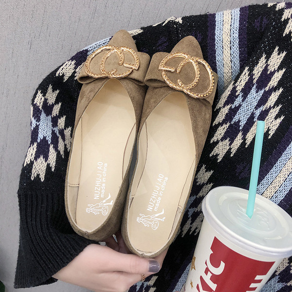 Stílusos női hegyes modell cipő fém díszítéssel