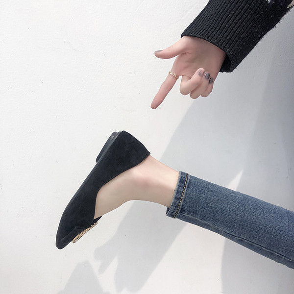 Stílusos női hegyes modell cipő fém díszítéssel