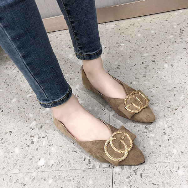 Stílusos női hegyes modell cipő fém díszítéssel