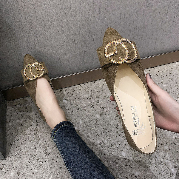 Stílusos női hegyes modell cipő fém díszítéssel