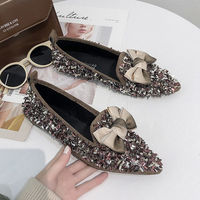 Stílusos női hegyes cipő díszítő kövekkel, két színben