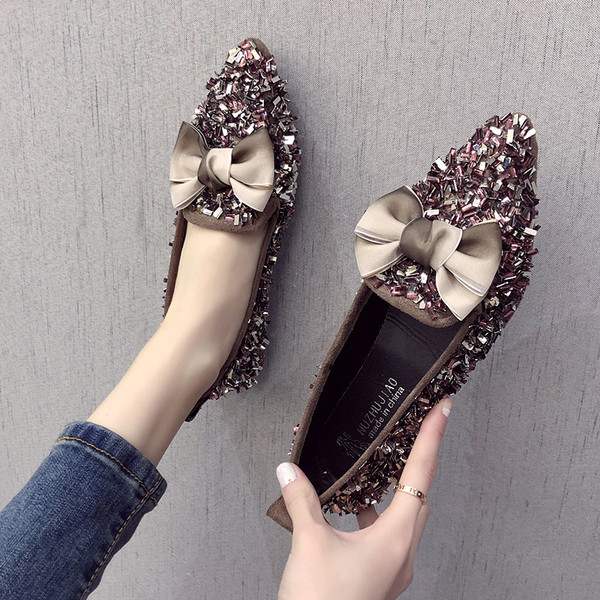 Stílusos női hegyes cipő díszítő kövekkel, két színben