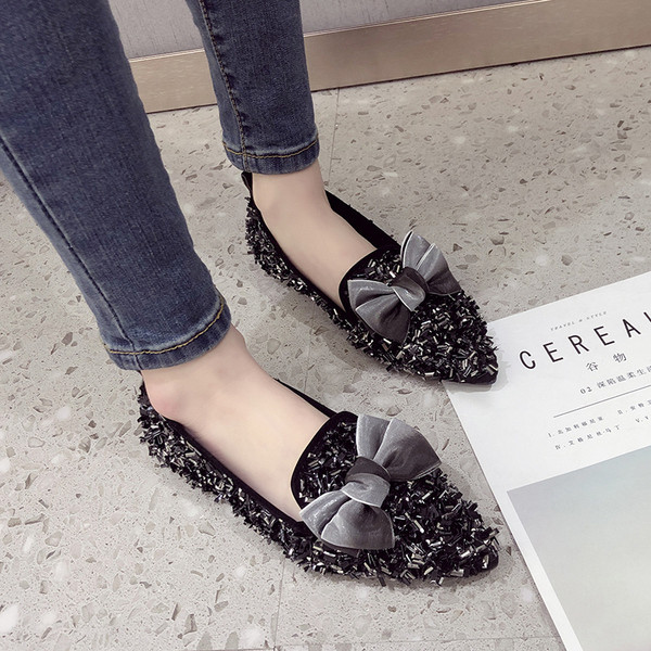 Stílusos női hegyes cipő díszítő kövekkel, két színben