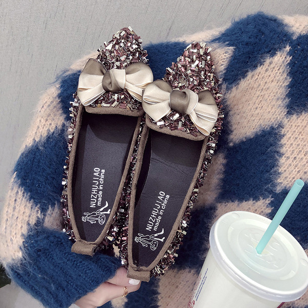 Stílusos női hegyes cipő díszítő kövekkel, két színben