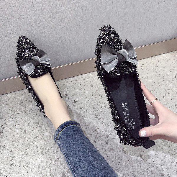 Stílusos női hegyes cipő díszítő kövekkel, két színben