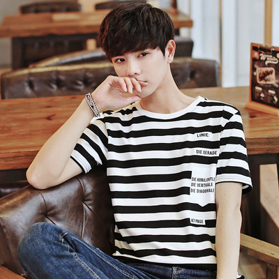 Ανδρική μπλούζα με κοντό μανίκι και τετράχρωμες επιγραφές