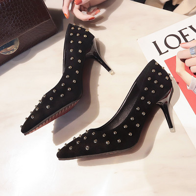 Női magas sarkú cipő fém díszítéssel három színben