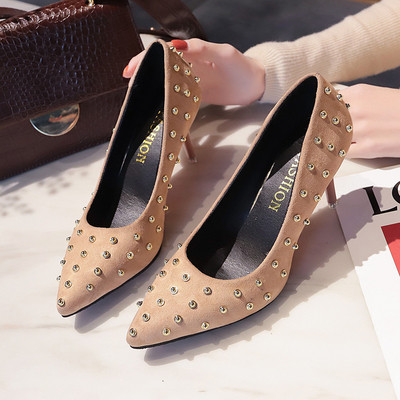 Női magas sarkú cipő fém díszítéssel három színben