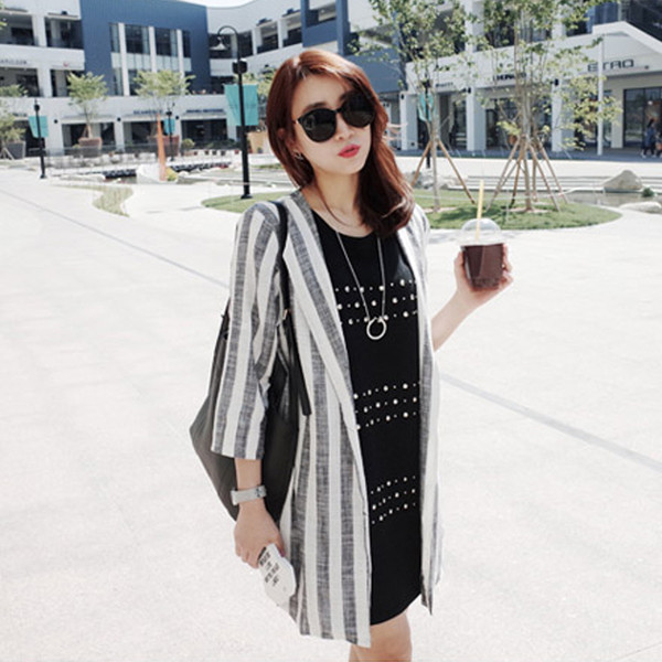 Modern női ruha fűzőlyukakkal, fekete színben